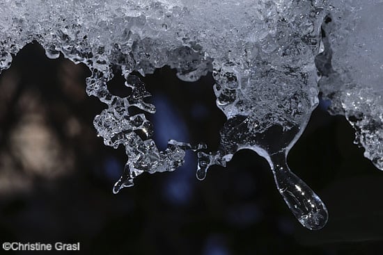 Eiskristalle in schmelzendem Schnee